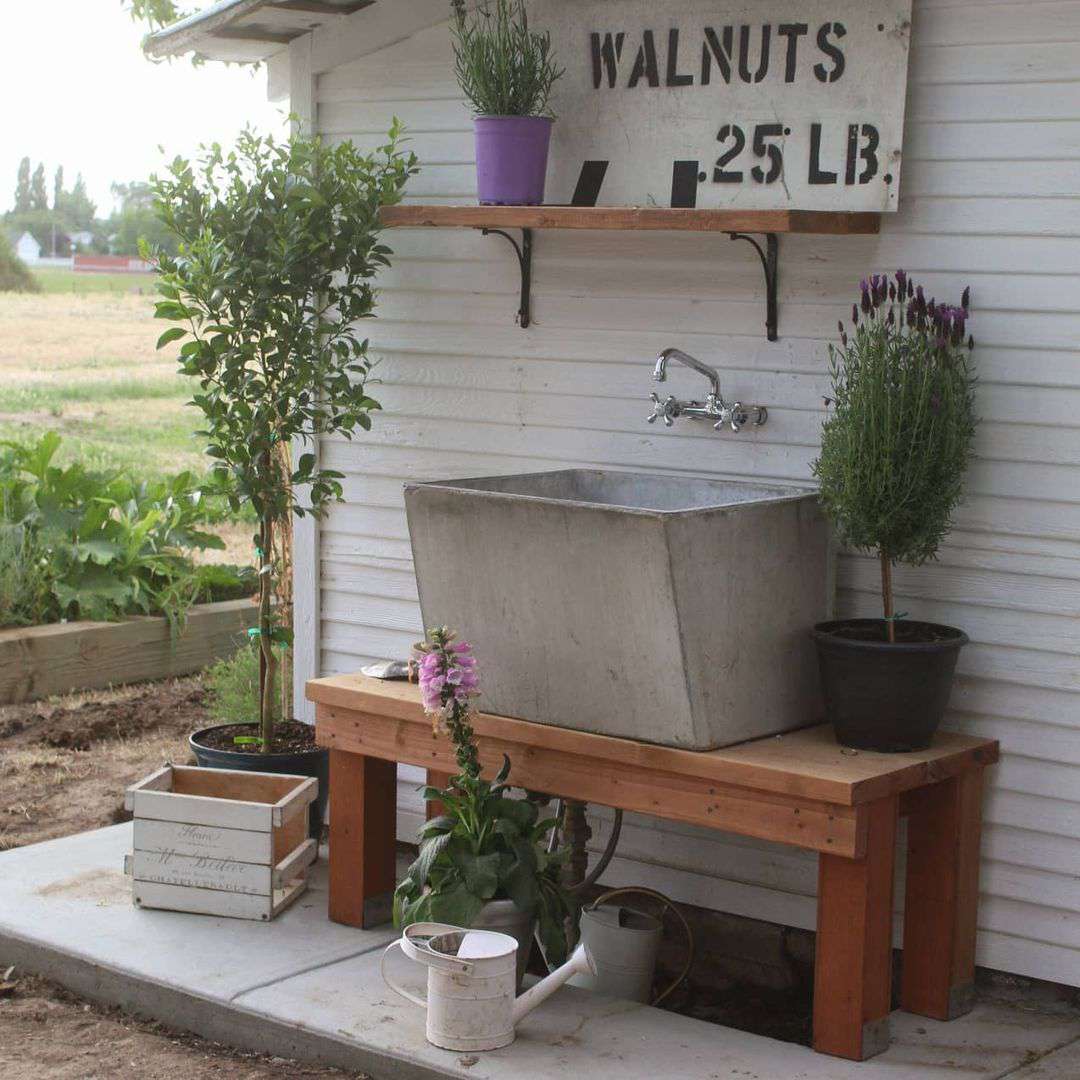 Waschbecken mit Holzbank und Regal