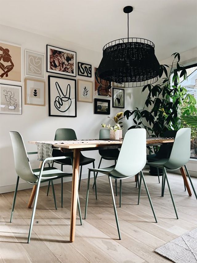 Une table à manger en bois avec des chaises vertes