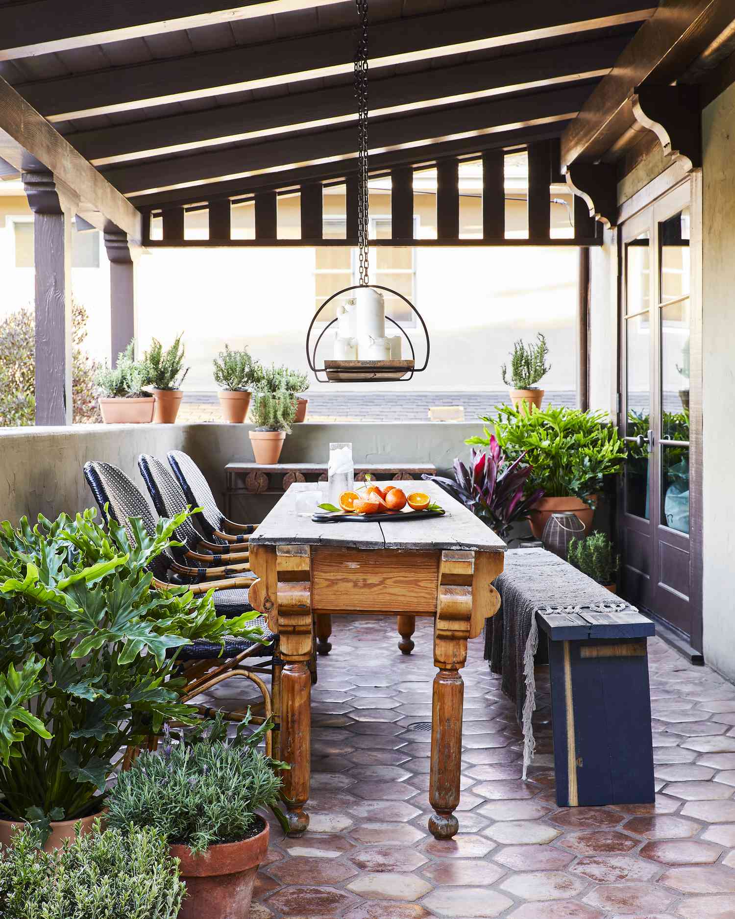 Zona de comedor al aire libre en el patio