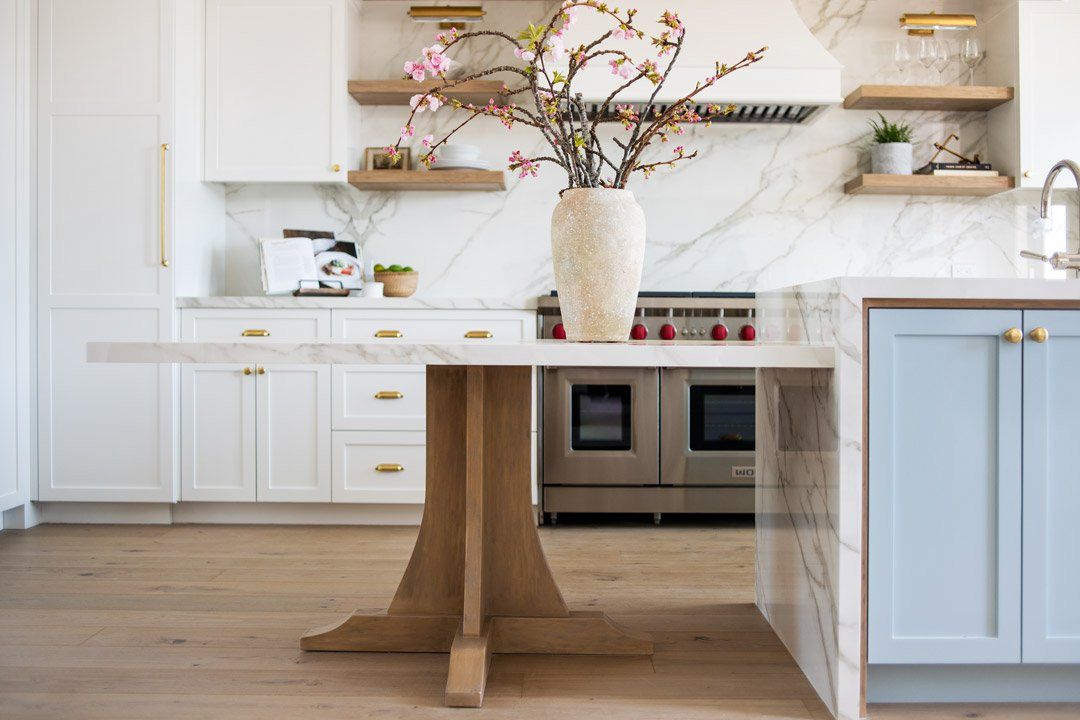 Une table à manger dans une cuisine