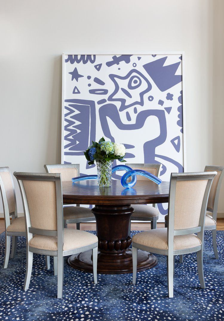 Uma obra de arte azul em uma mesa de jantar