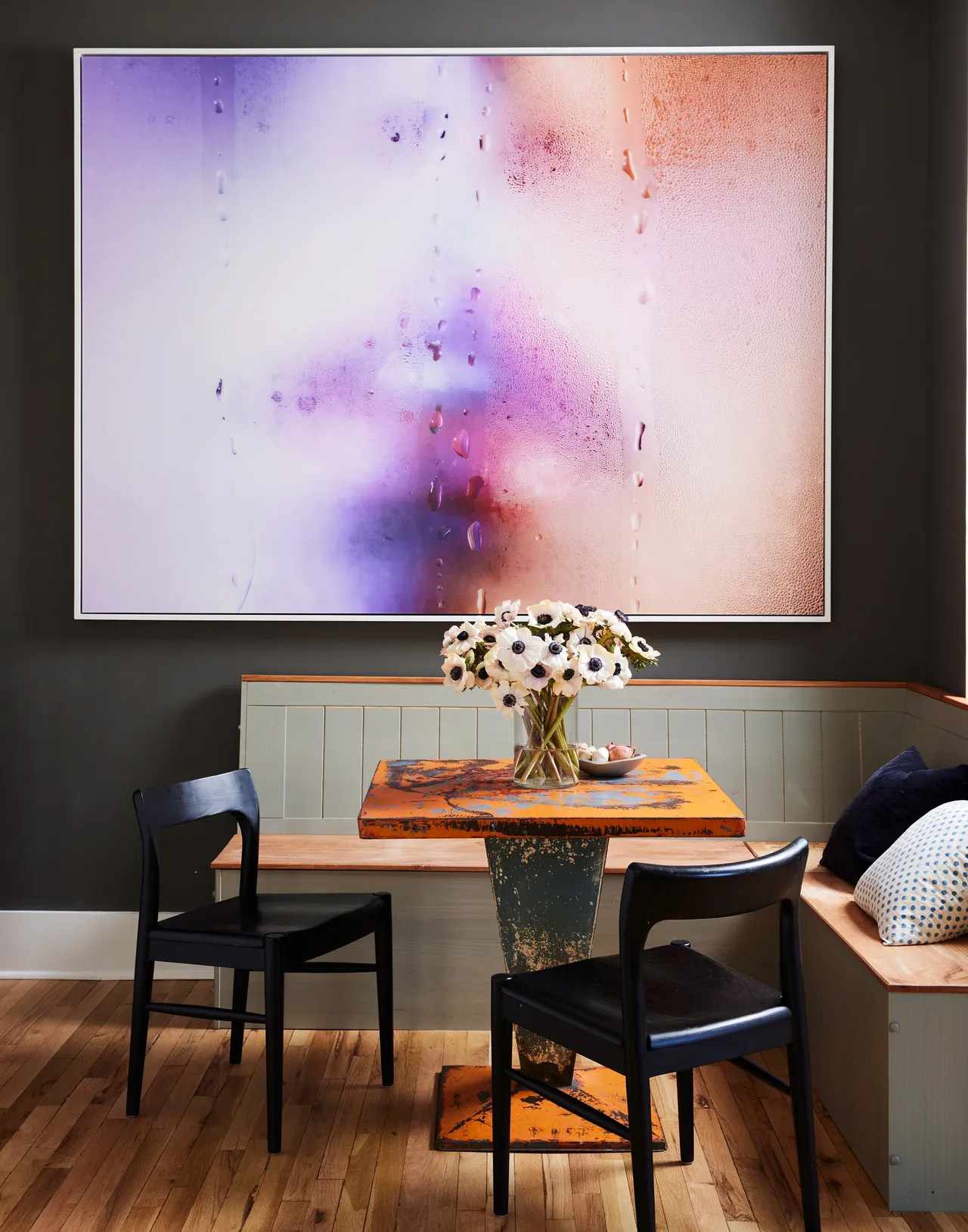 Une petite table de salle à manger en métal