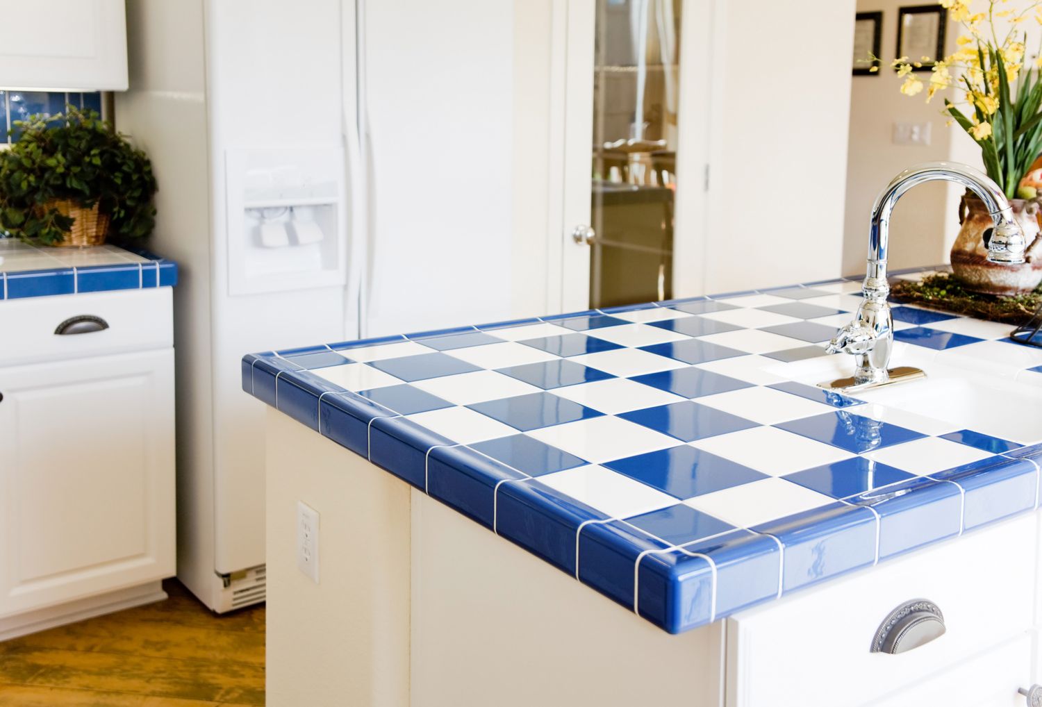 cozinha retrô com bancada de azulejos