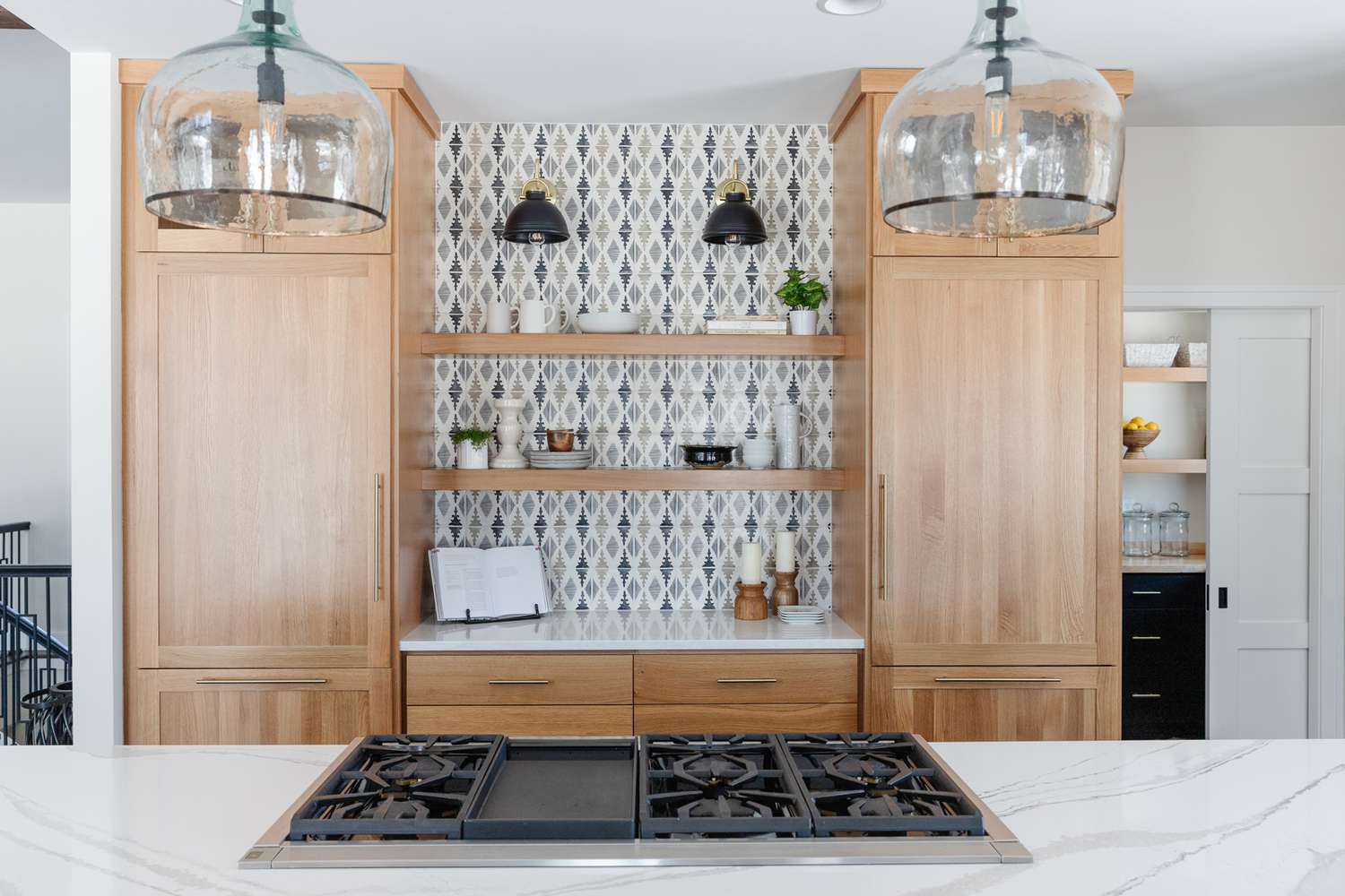 Cozinha com backsplash arrojado.