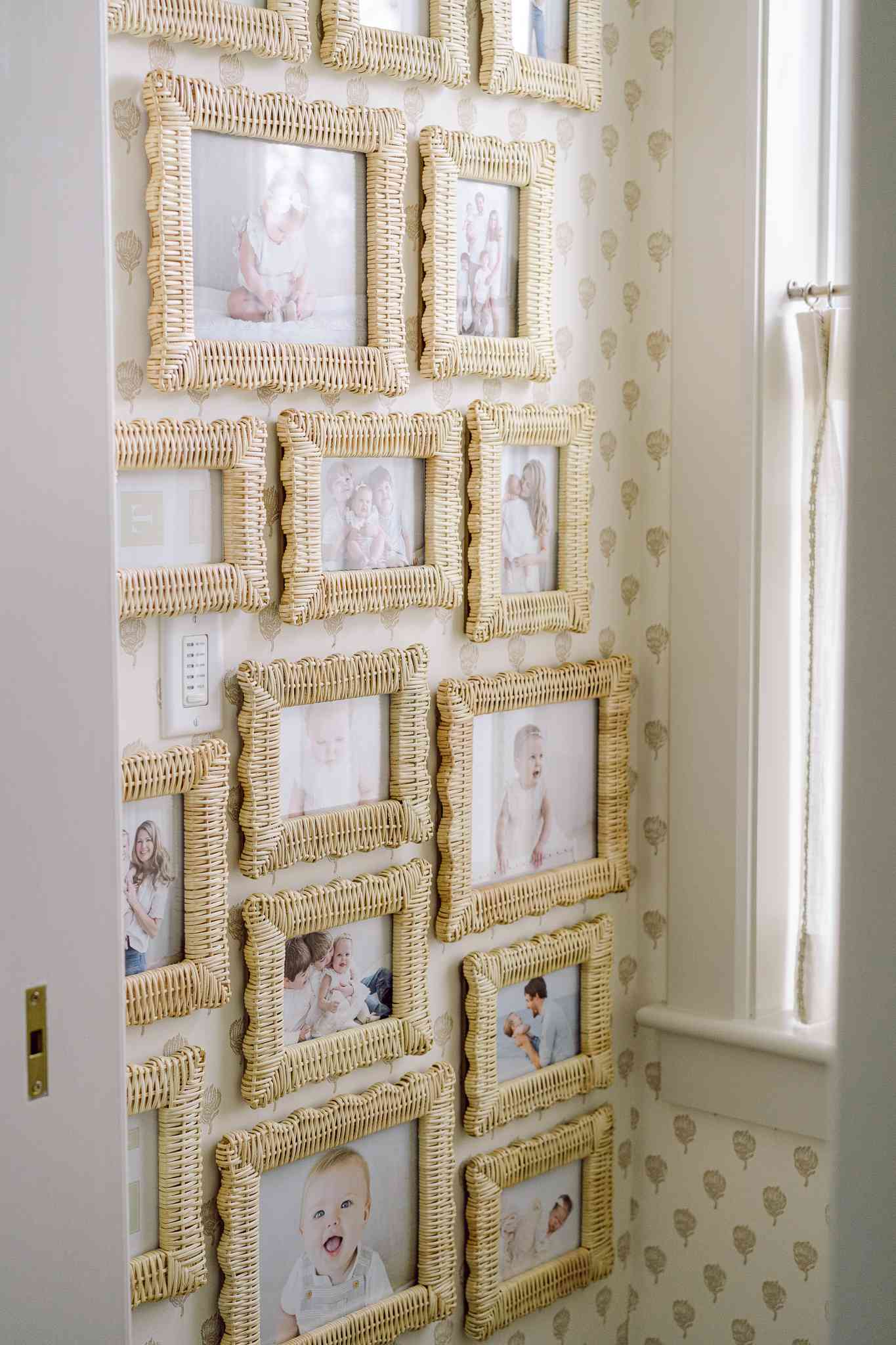 Galeria de quadros de vime em uma parede com papel de parede