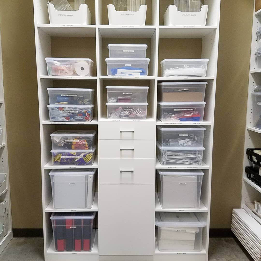 Contenedores de plástico para almacenaje en un armario empotrado