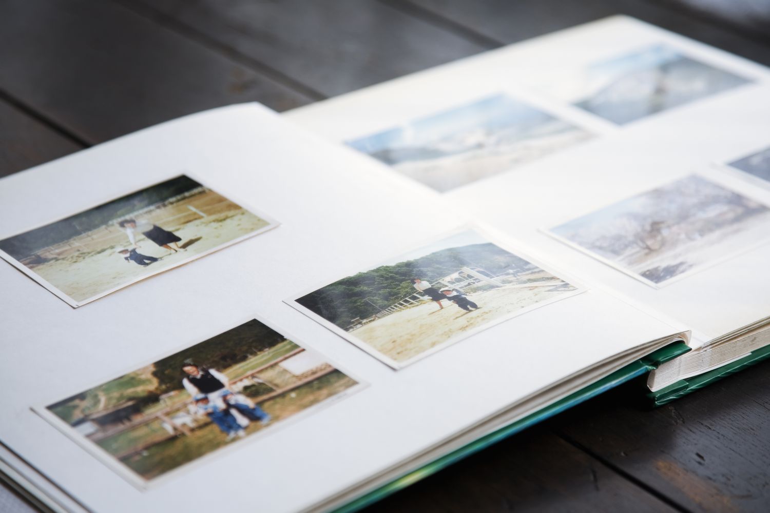 Álbum de fotos em uma superfície de madeira