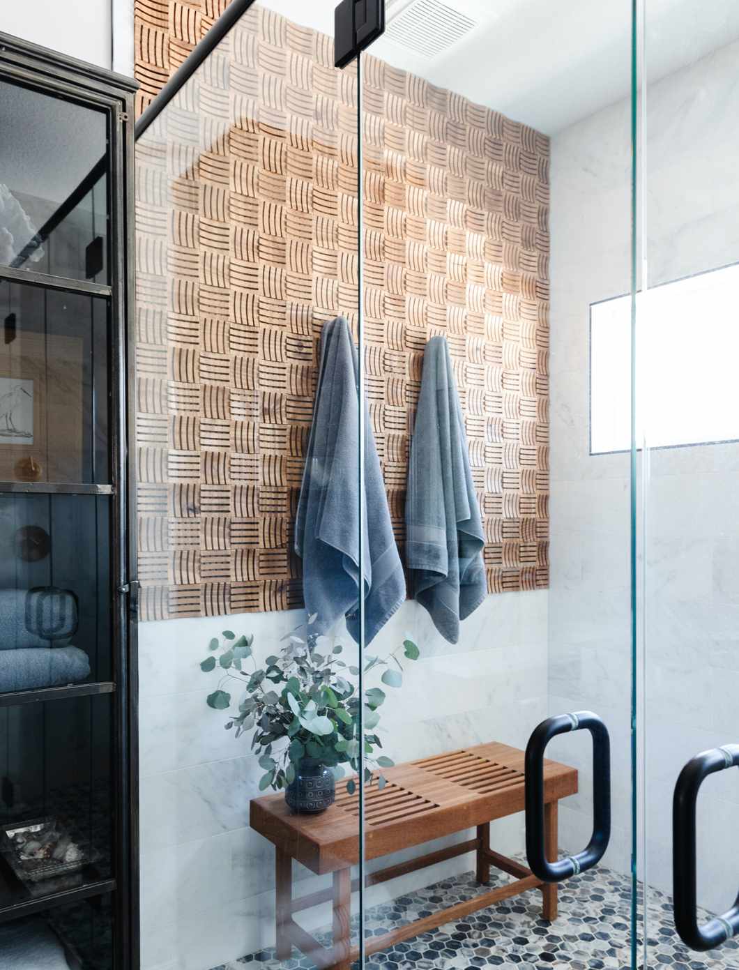 Parede de madeira texturizada em um banheiro.
