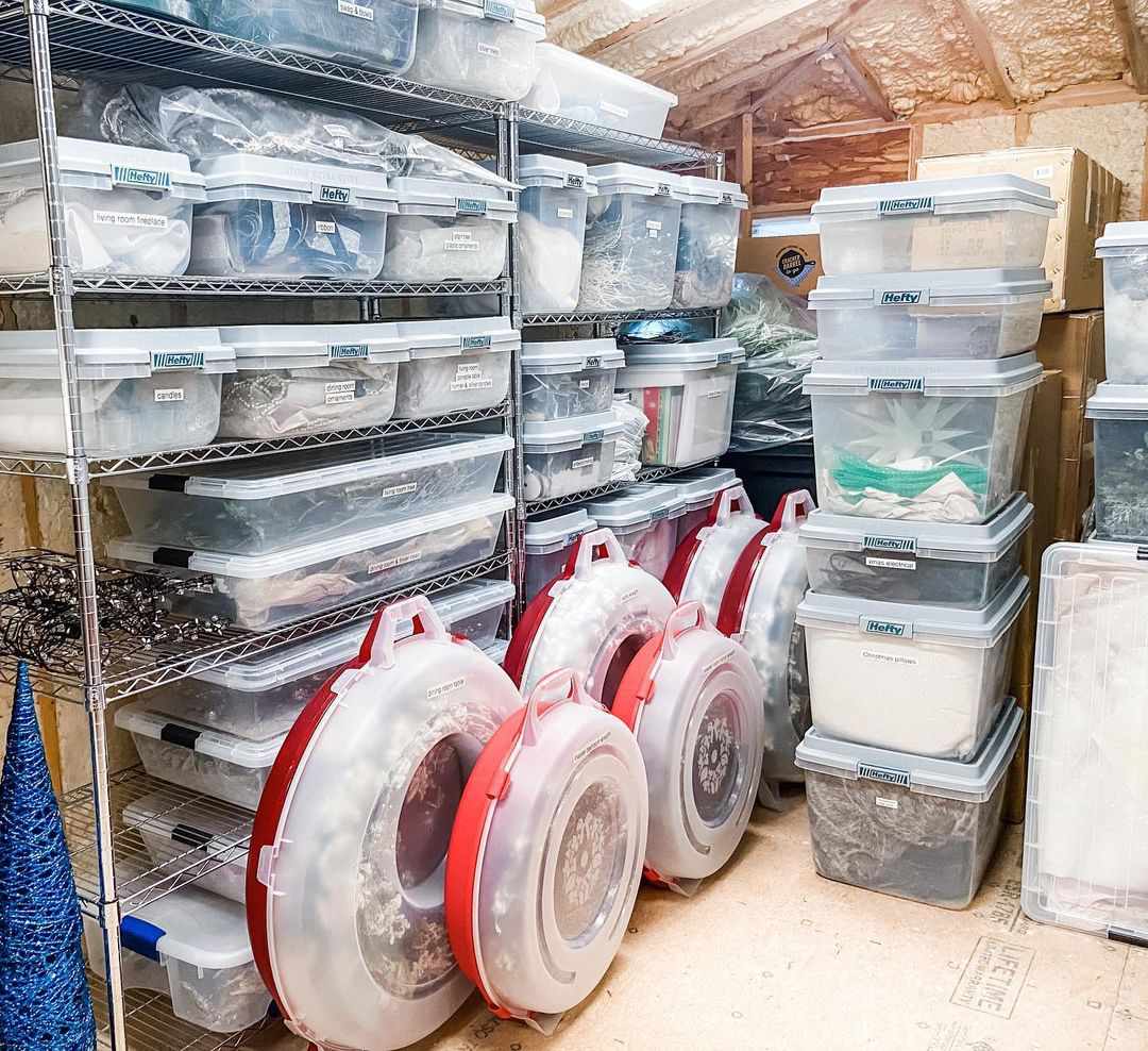 Banheiras de armazenamento organizadas em prateleiras em um sótão