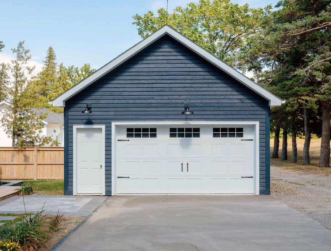 Freistehende Garage mit blauer Verkleidung