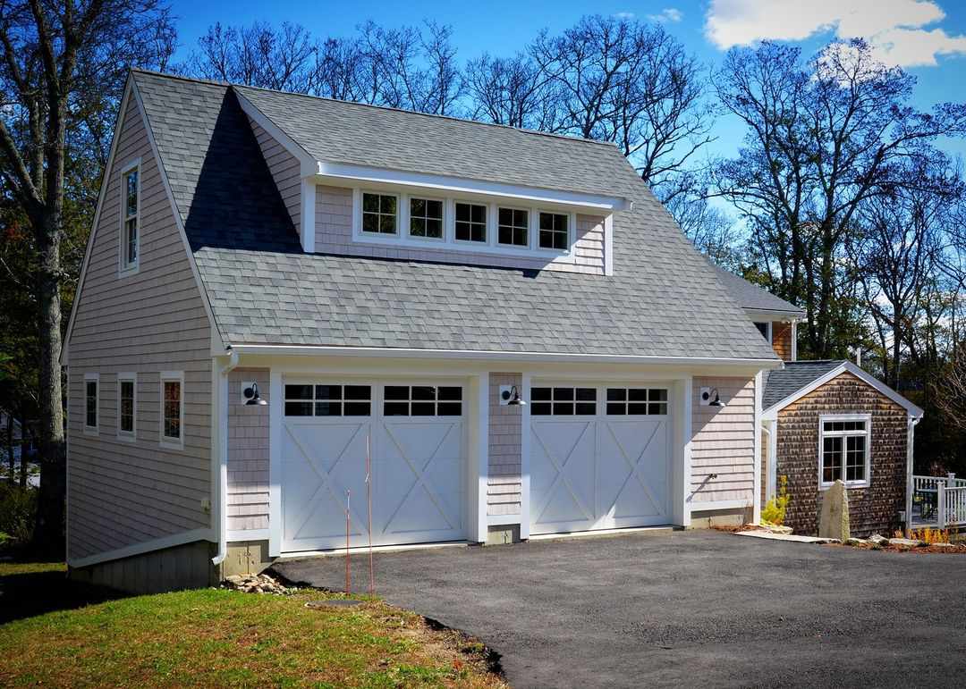 grand garage indépendant avec lucarnes