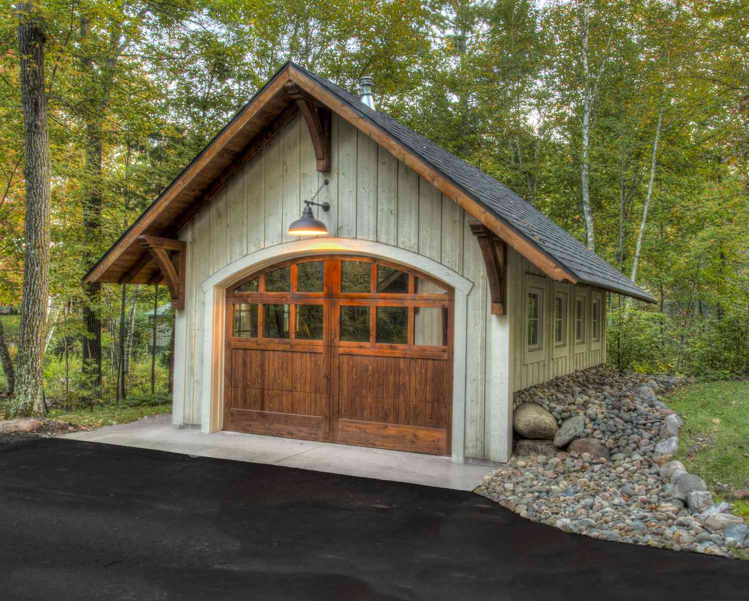 freistehende Garage im Tudorstil