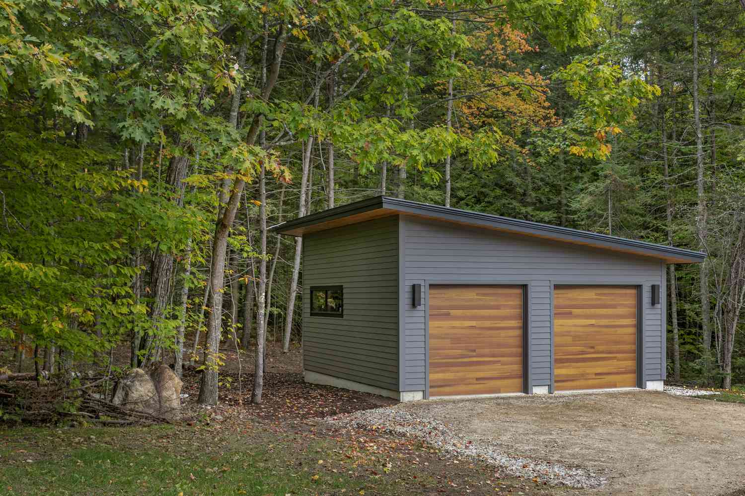 garagem independente com portas de madeira
