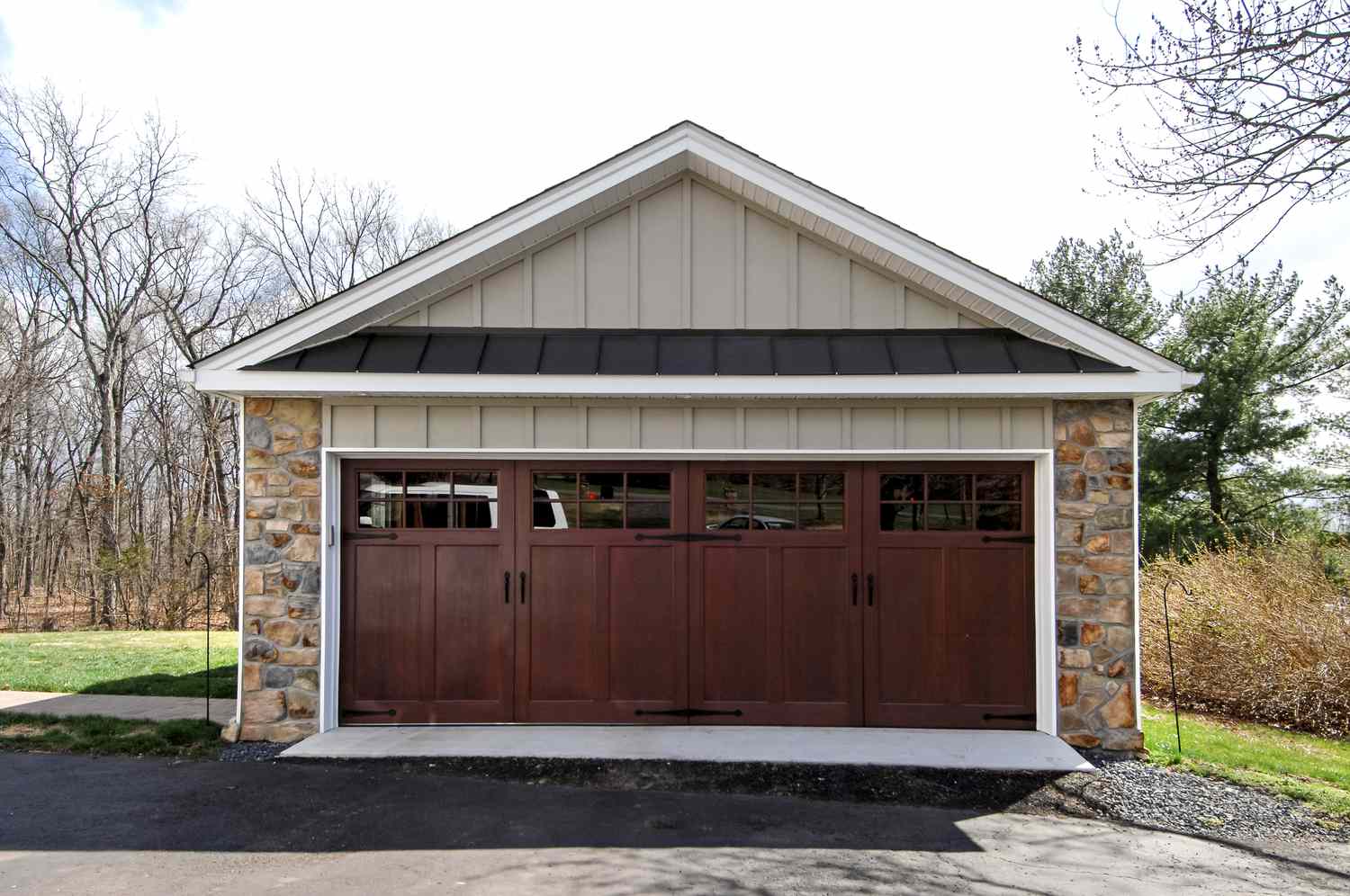 garage en pierre et en bois