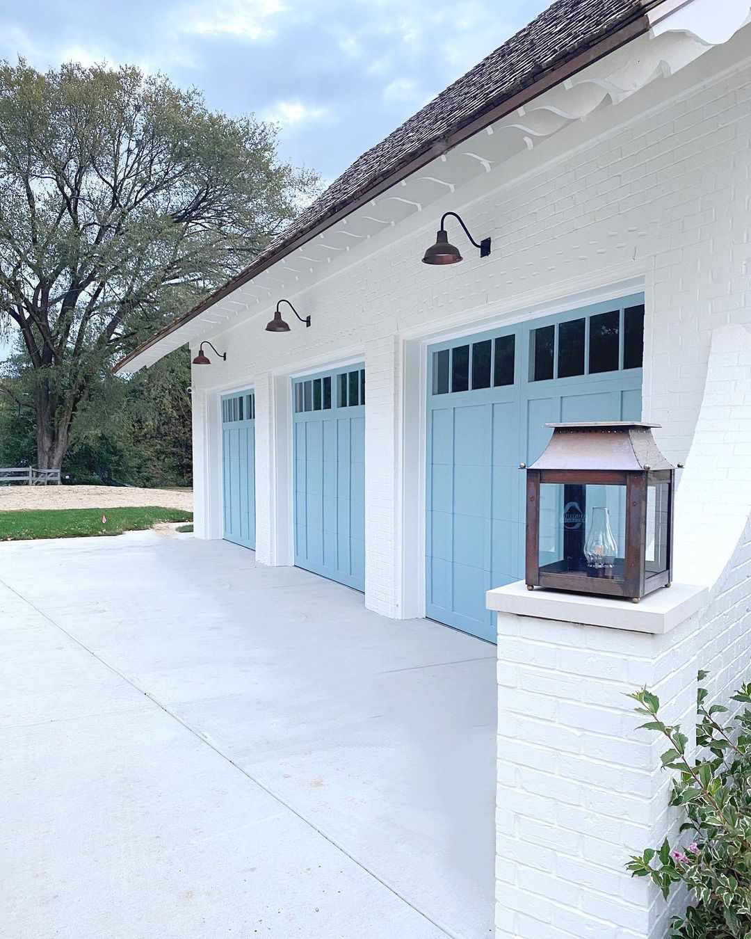 garage avec portes bleu clair