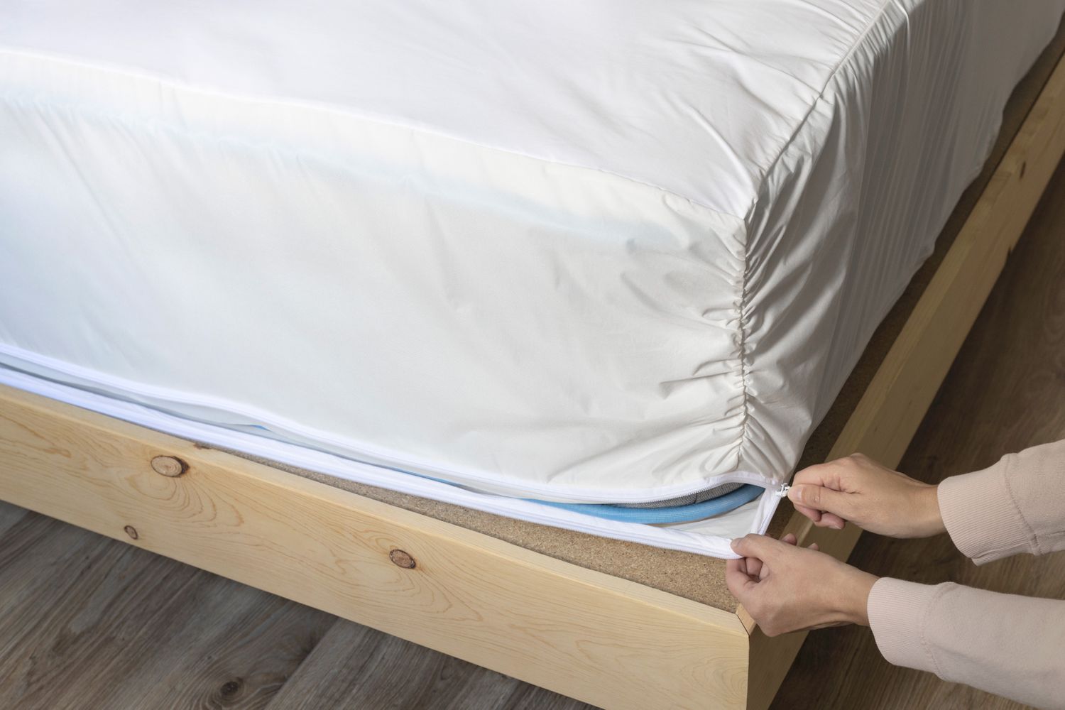 Schutzhülle um die gereinigte Matratze gewickelt, um Hausstaubmilben zu verhindern