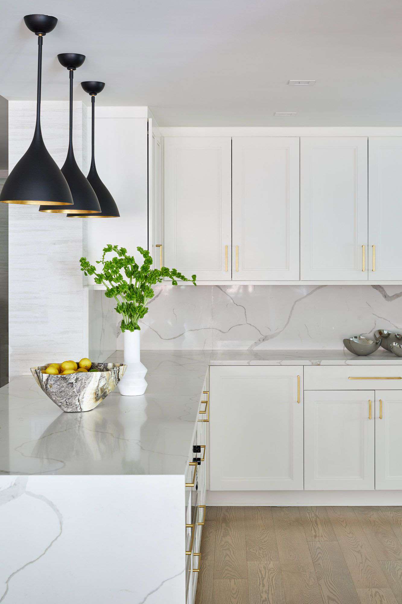 backsplash de cuarzo con armarios blancos