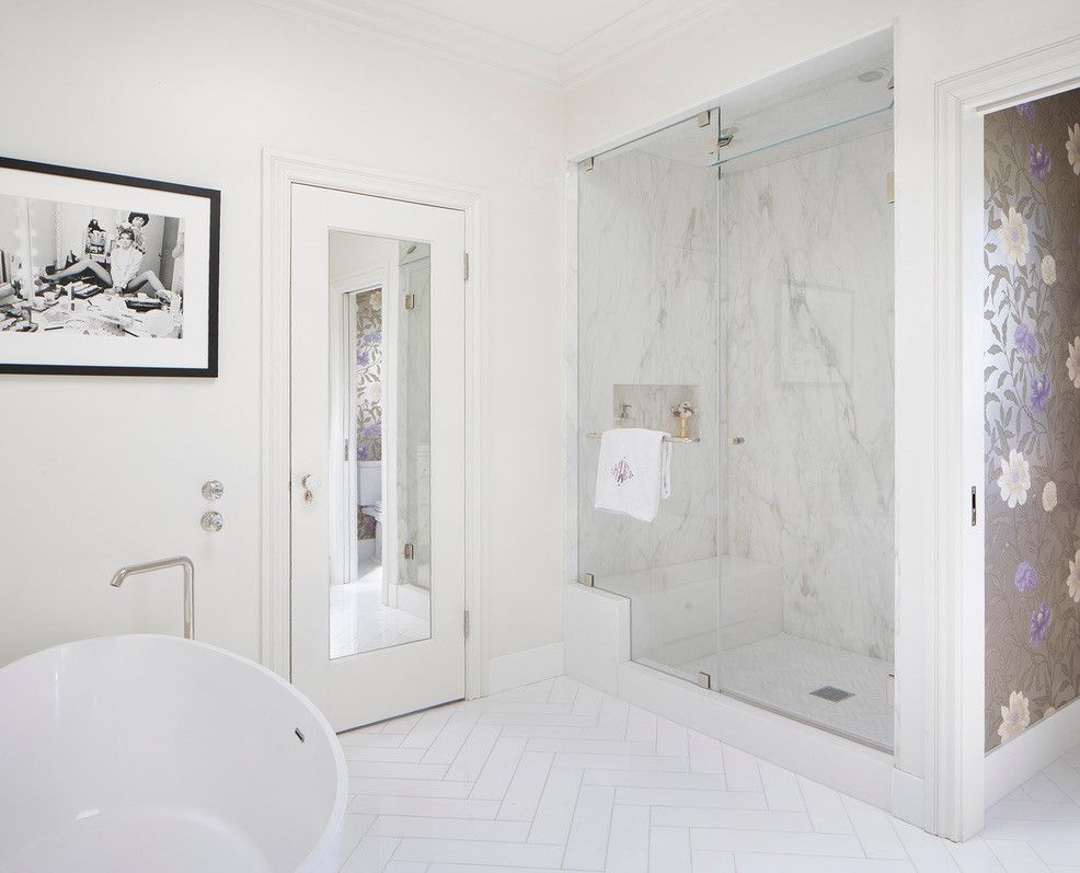 Weißes Badezimmer mit silbernen Akzenten, einem schwarz-weißen Foto und Marmorfliesen