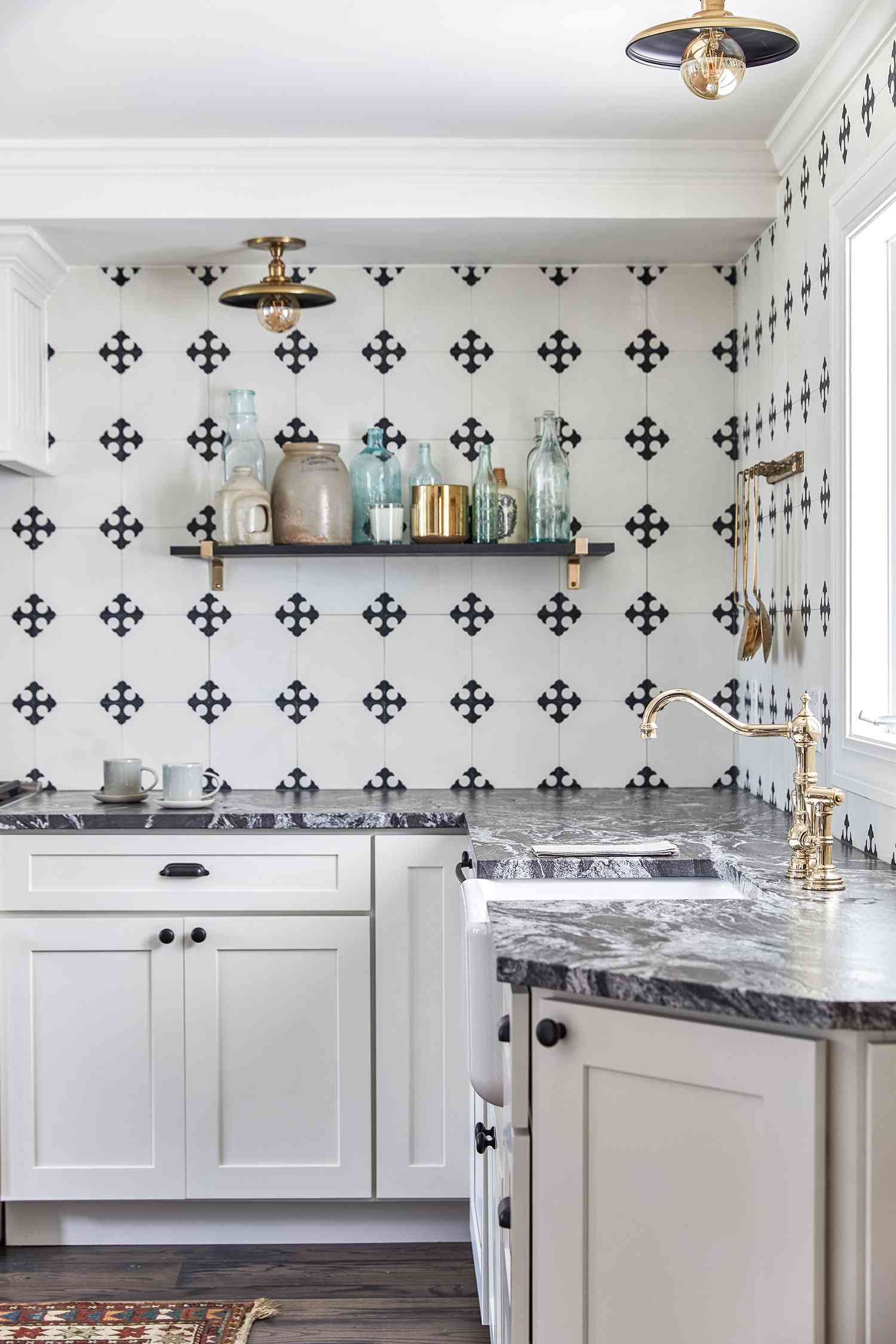 backsplash gráfico de azulejos con armarios blancos