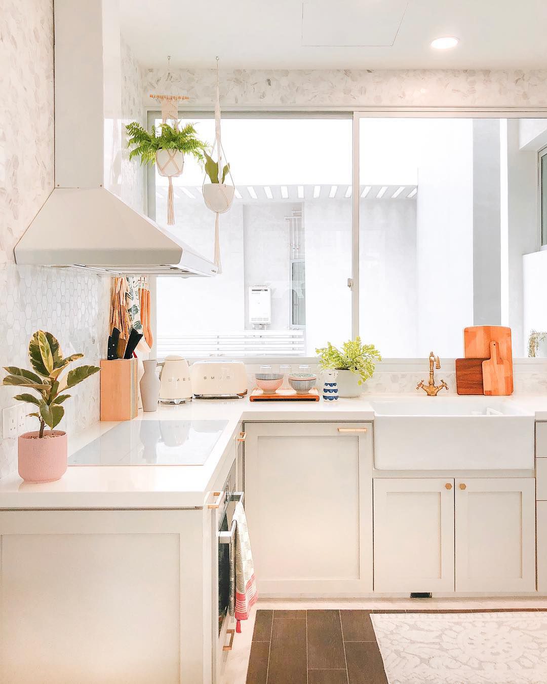 hex marmor backsplash white cabinets