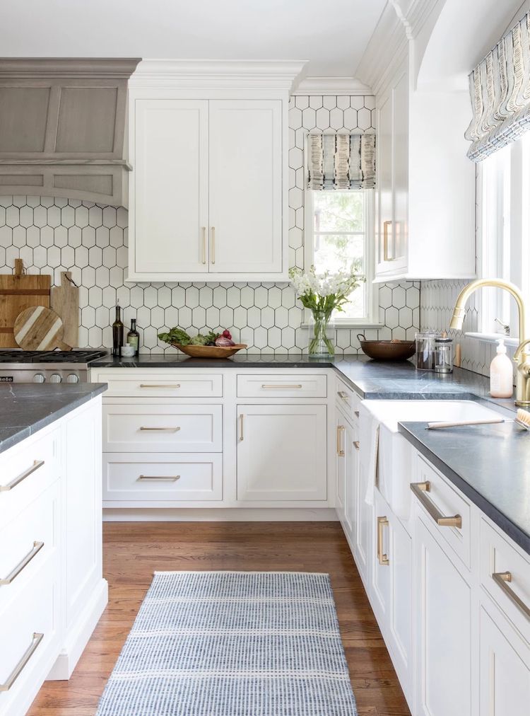 backsplash hexagonal con armarios blancos