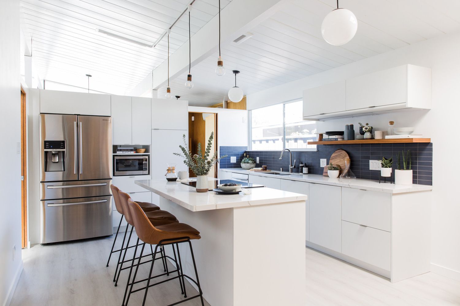 backsplash moderno de mediados de siglo con armarios blancos