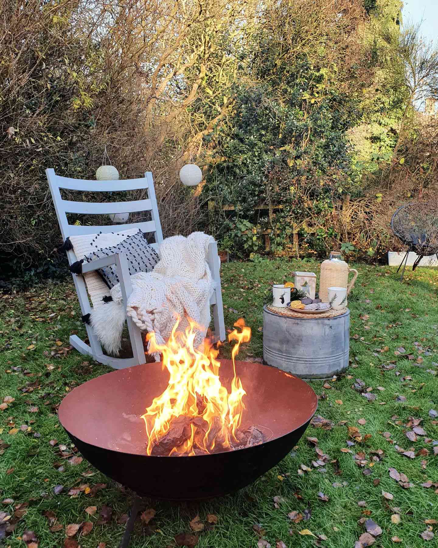 Gartenfeuerstelle mit gemütlichem Stuhl