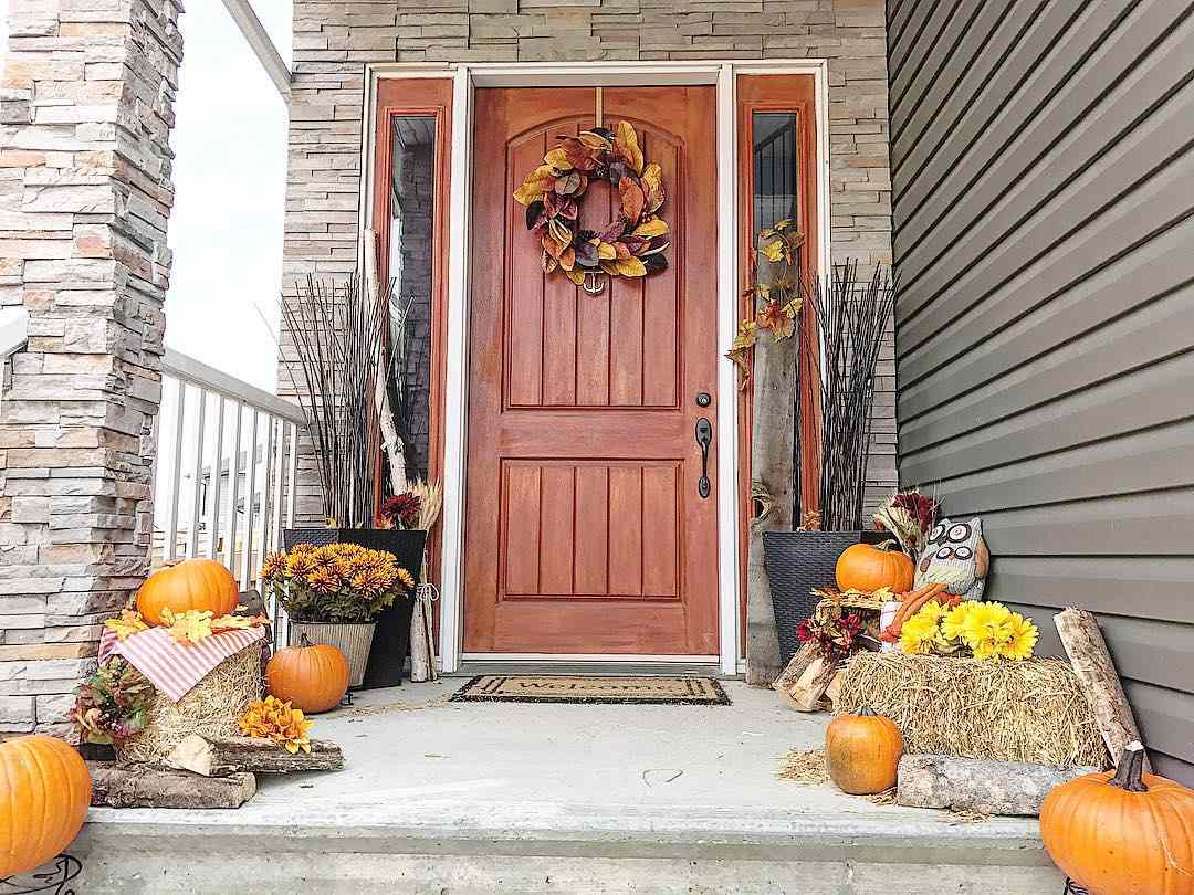 Vordere Veranda mit Herbstdekor