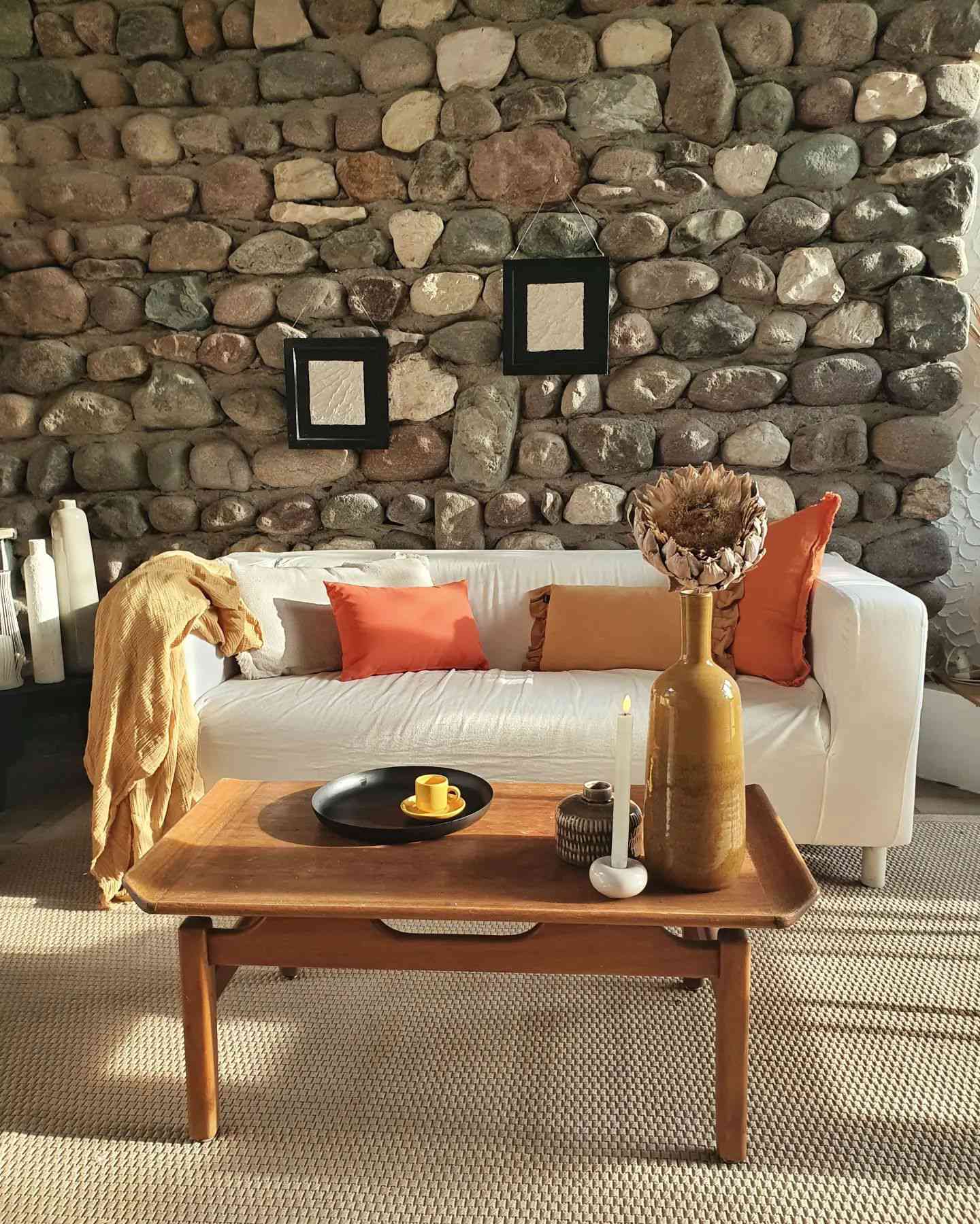 orange und goldverzierte weiße Couch