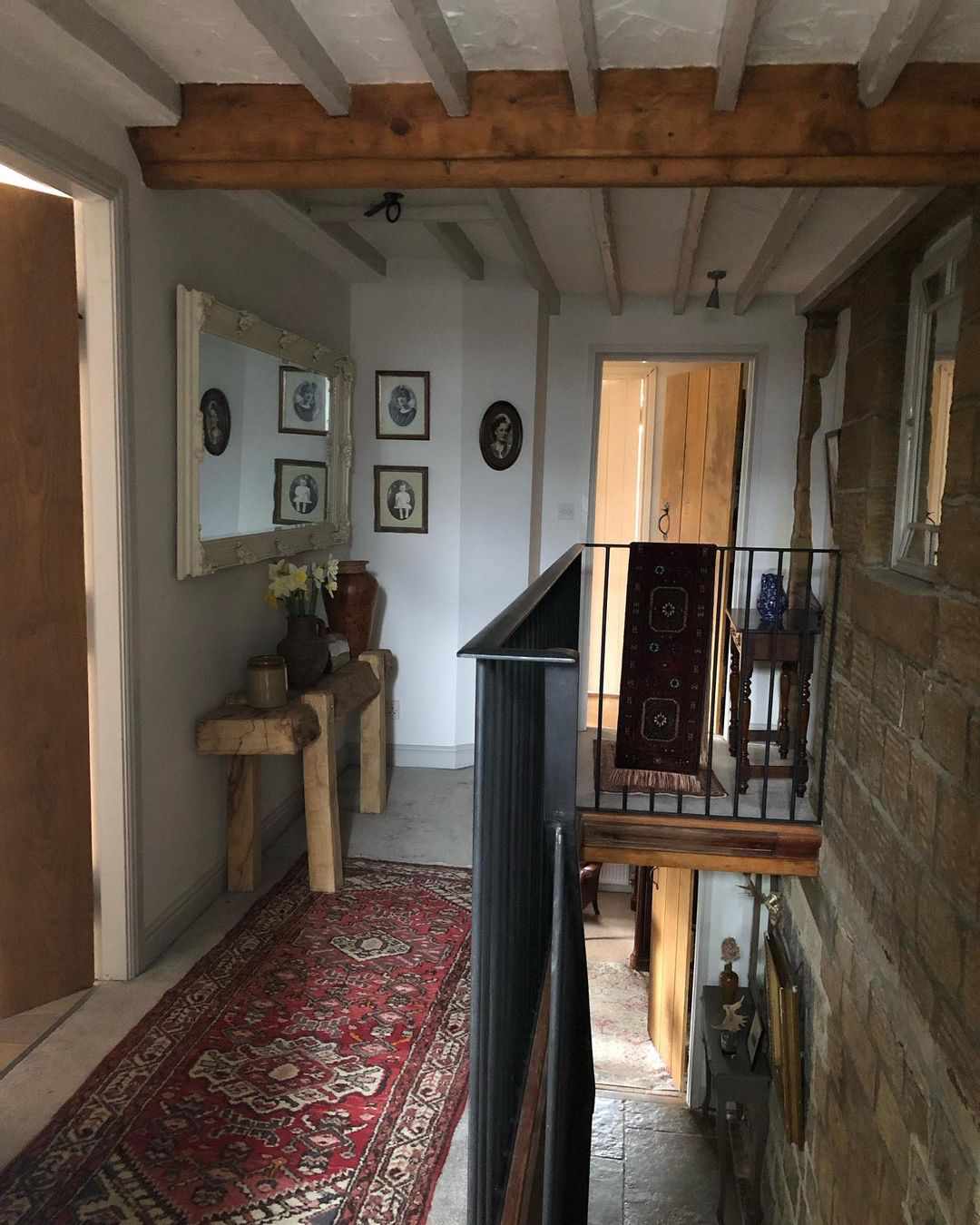 Holzbank im Treppenhaus