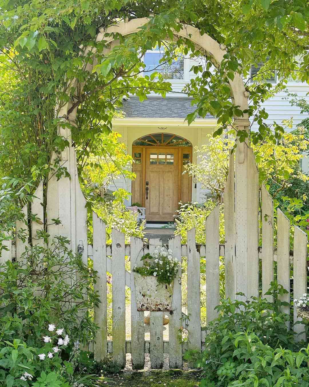 fence with circular gate