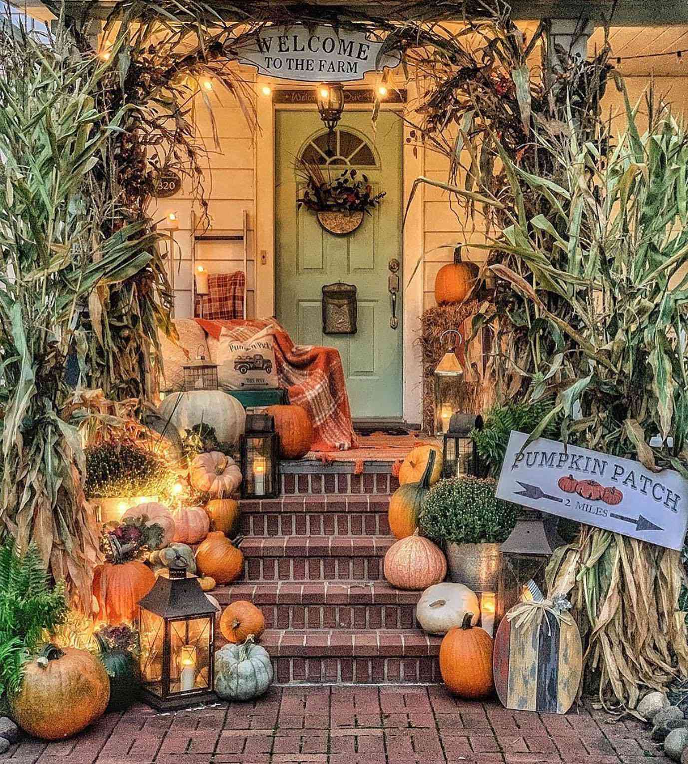 Veranda mit Herbstdekor und Stängel geschmückt