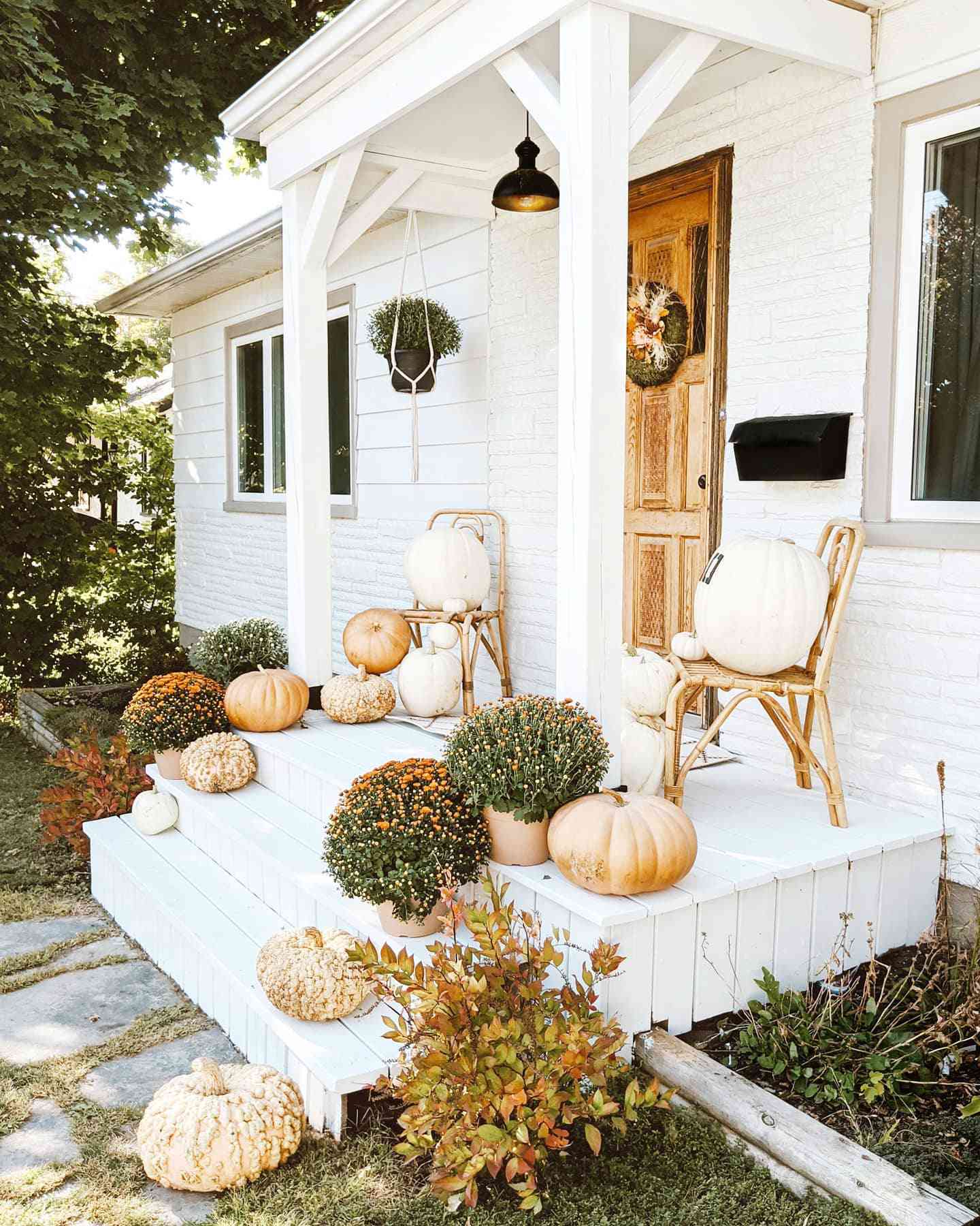 Seitenansicht der herbstlich dekorierten Veranda