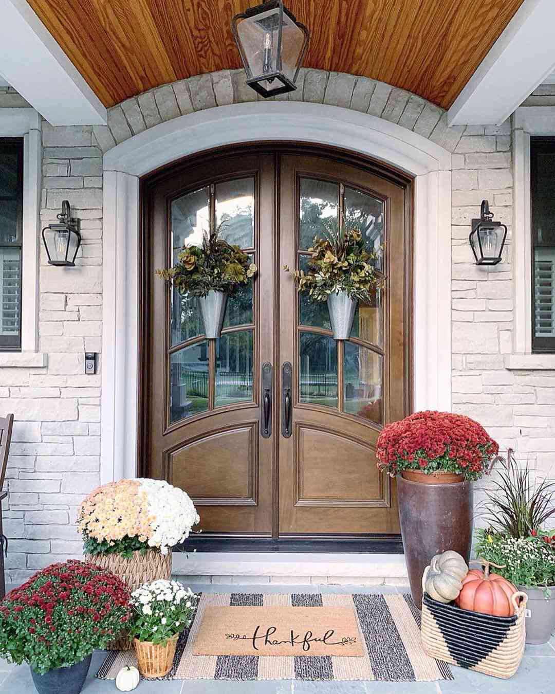 idéias de decoração de portas de outono pendurar vasos na porta
