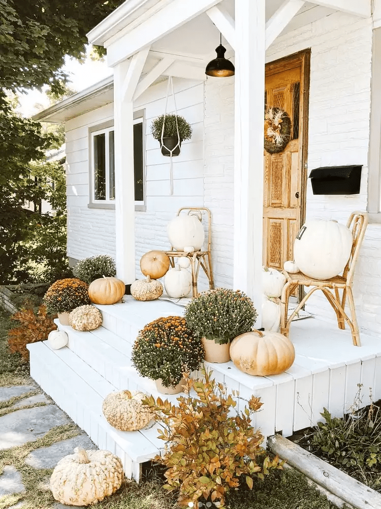 ideias de decoração de portas de outono com assentos ao ar livre