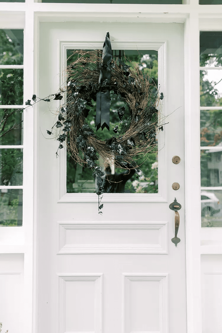 idéias de decoração de portas de outono com grinalda toda preta