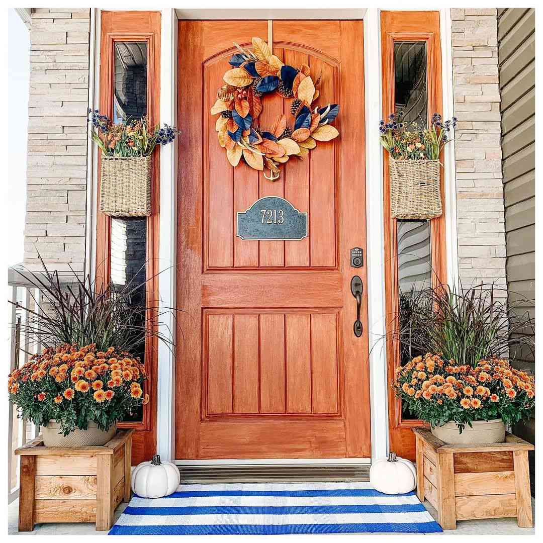 ideias de decoração de portas de outono com cores de flores em pares