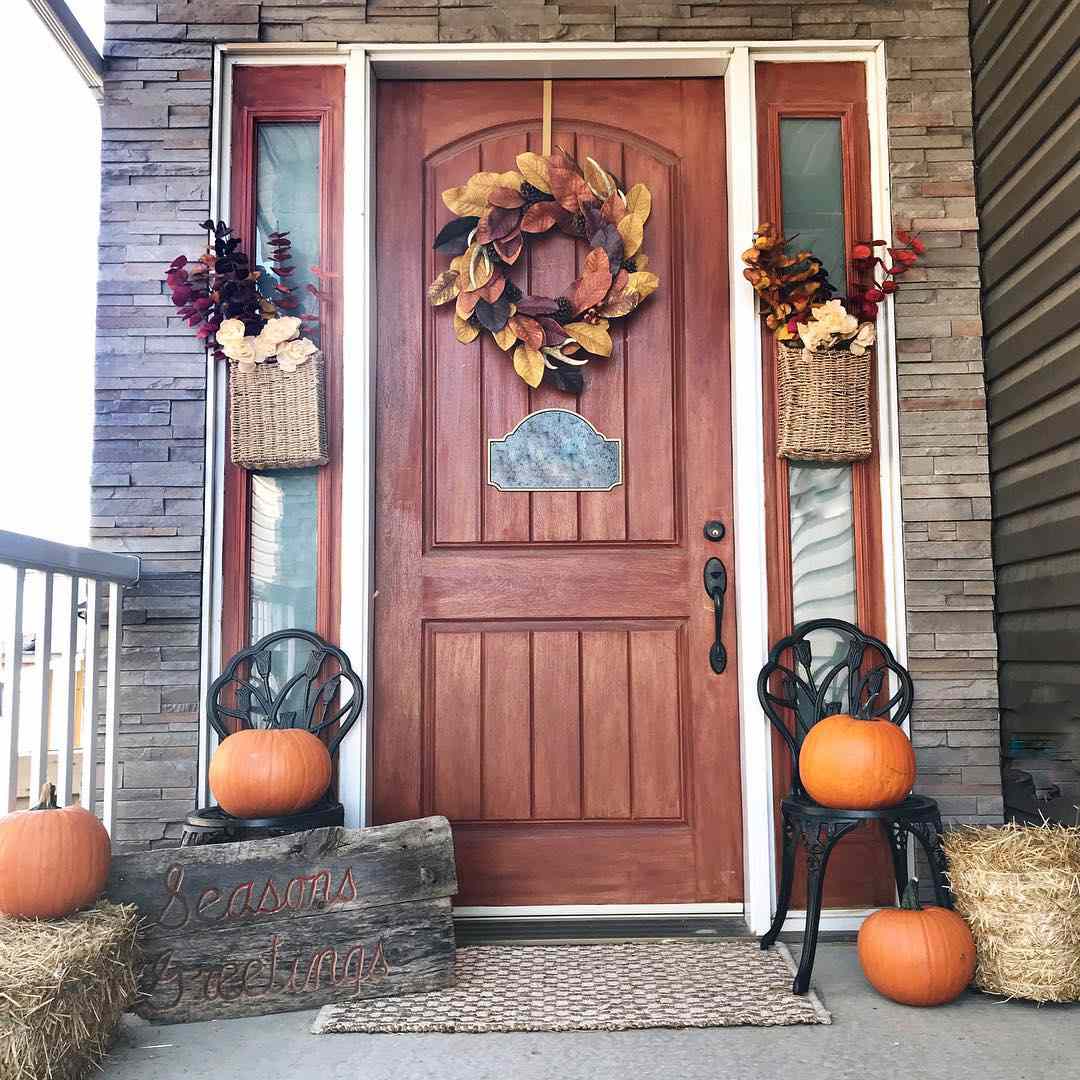 ideias de decoração de portas de outono com cestas suspensas
