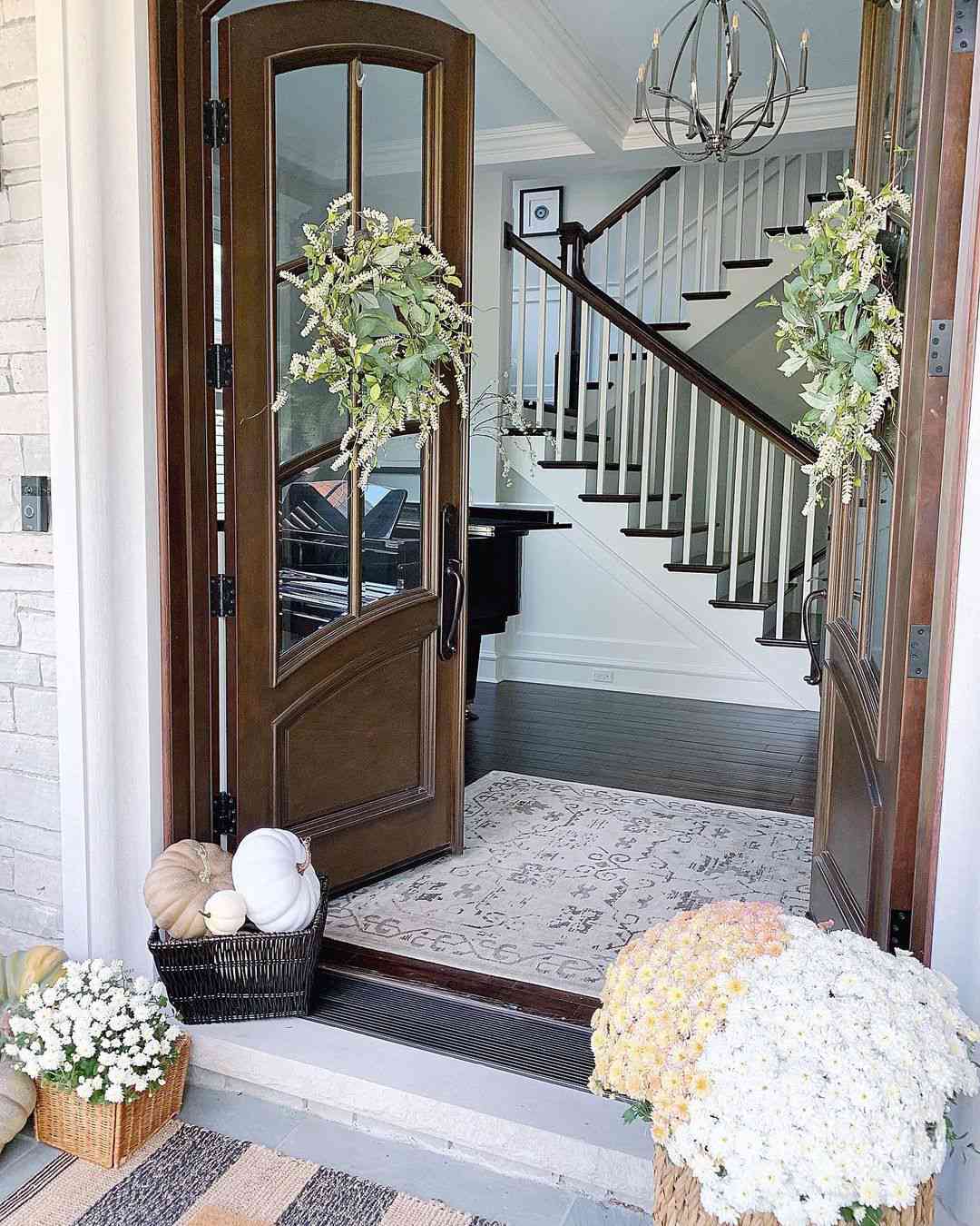 ideias de decoração de portas de outono em verde e branco desbotado