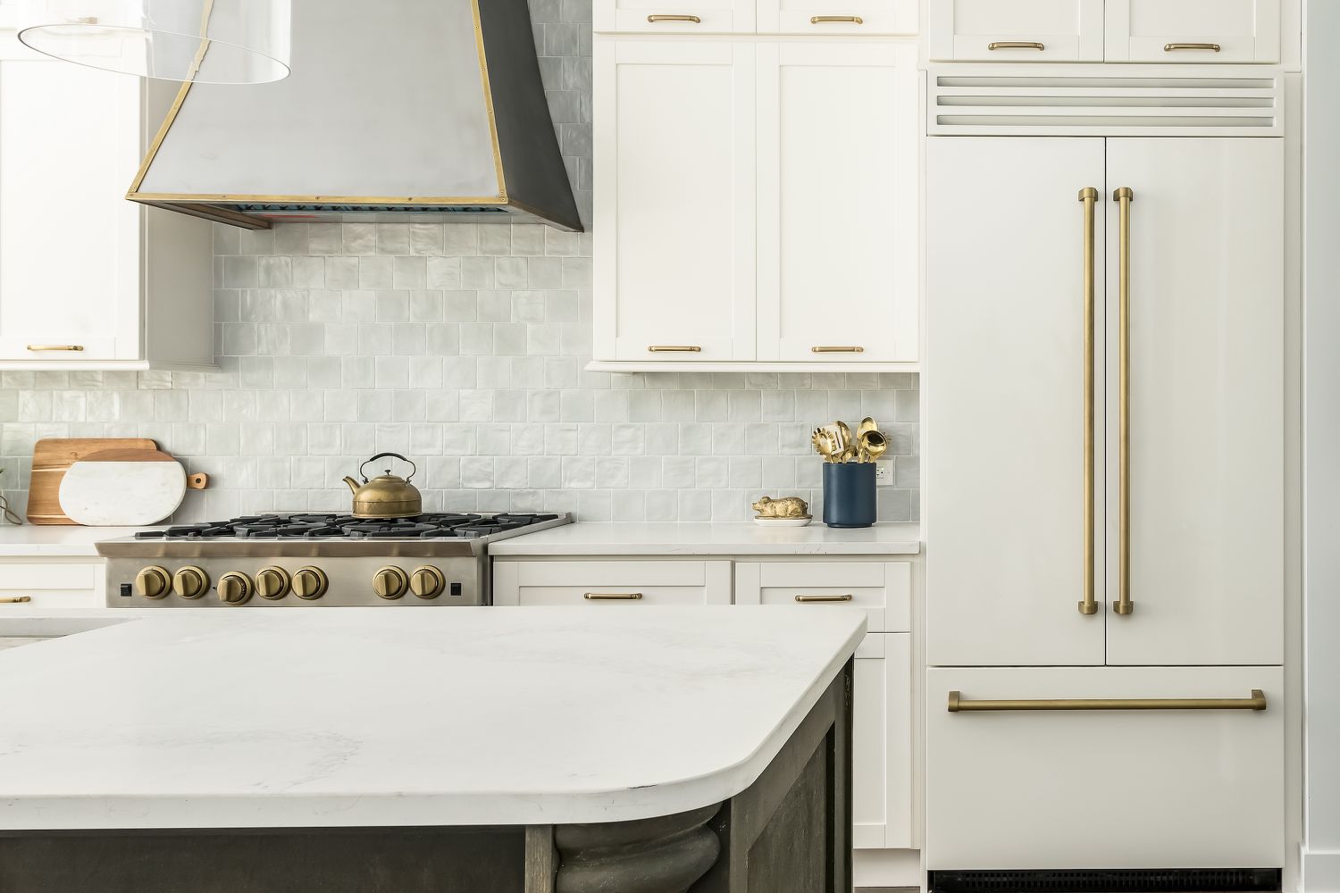 Weiße Küche mit zelligem Fliesenspiegel und Dunstabzugshaube 
