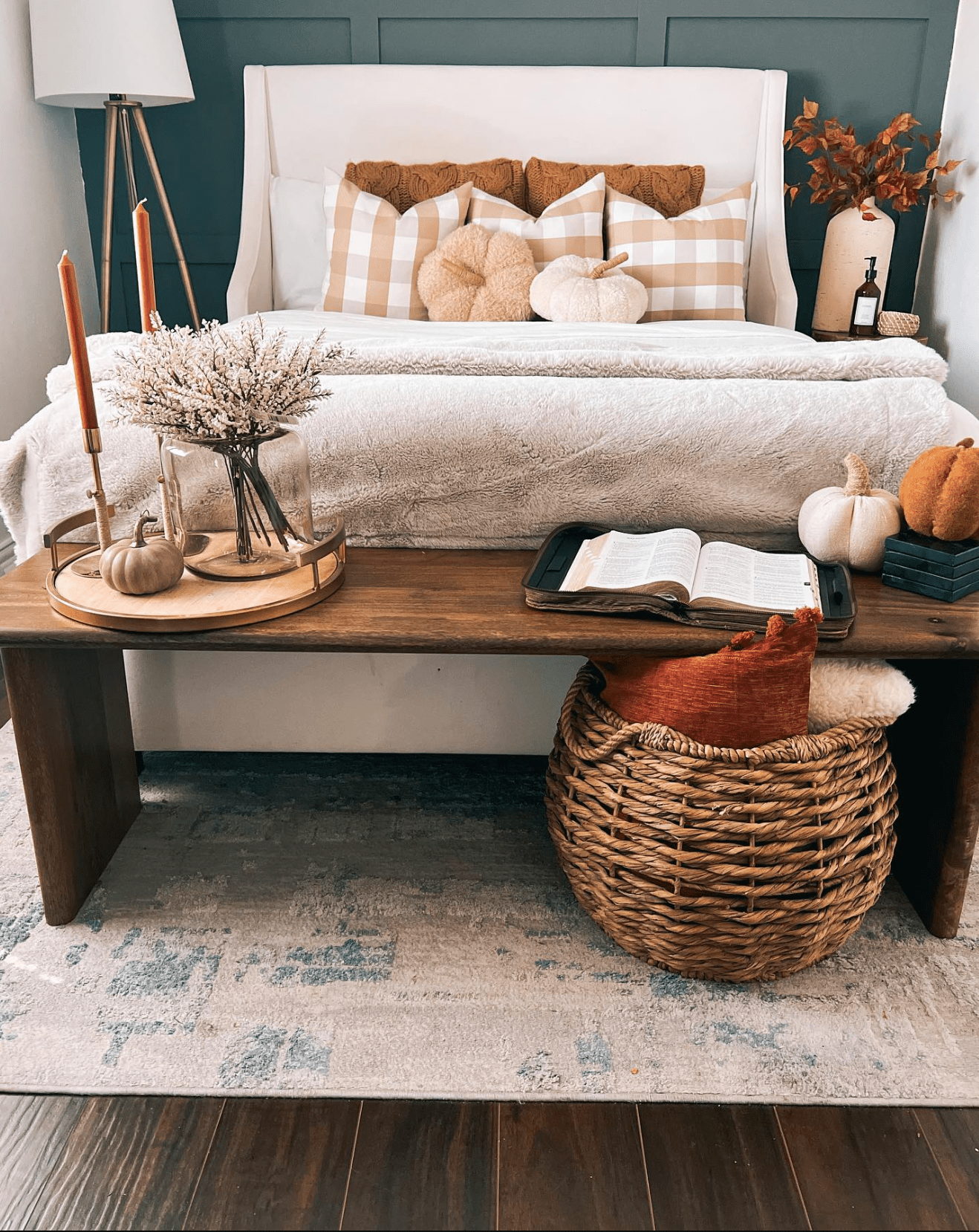 banco de cama com decoração de outono
