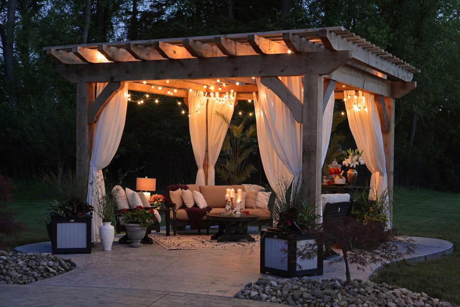 Eine Pergola mit Vorhängen