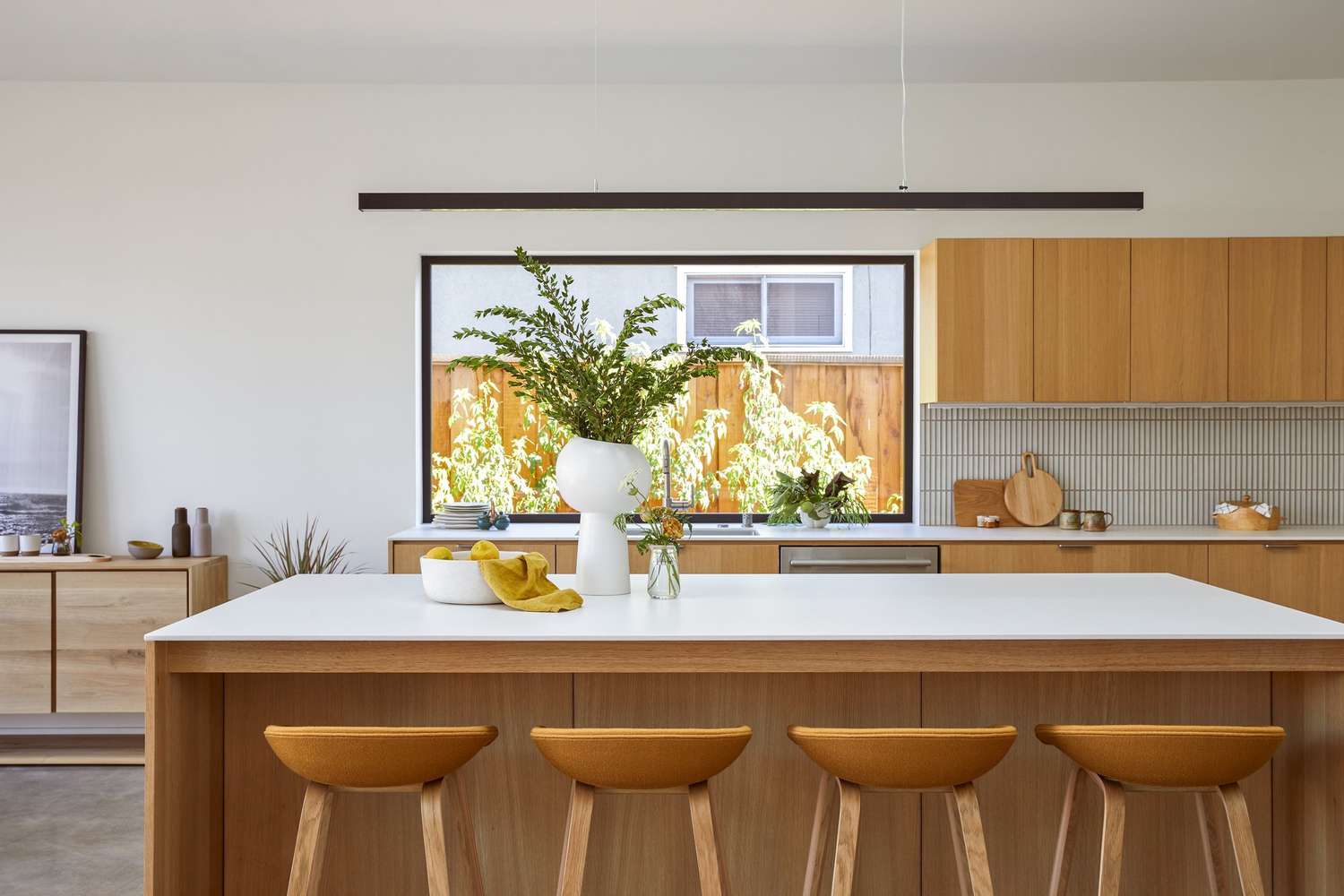 ventana panorámica del fregadero de la cocina sin sartenes