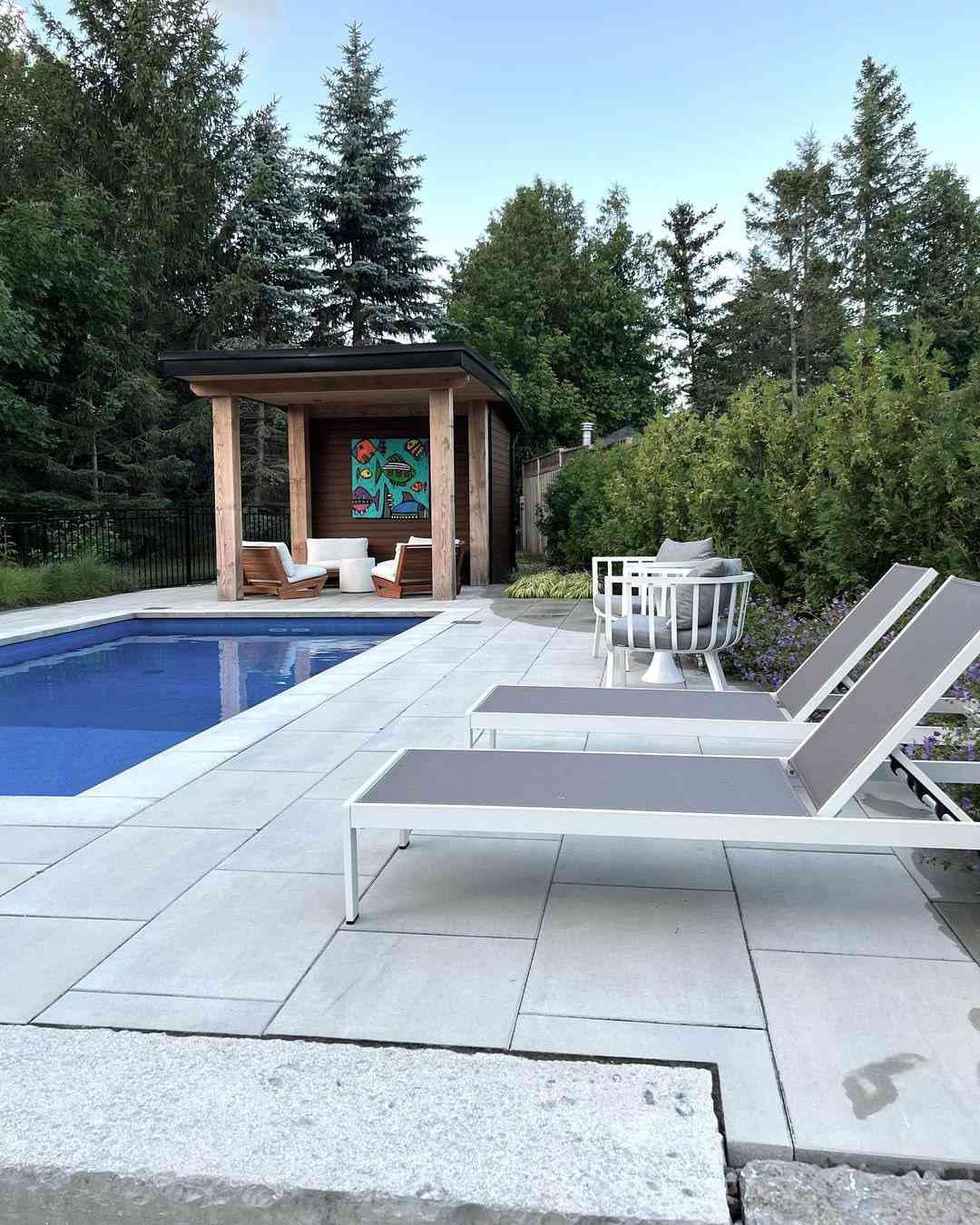 Una idea de vallado DIY para una casa de piscina
