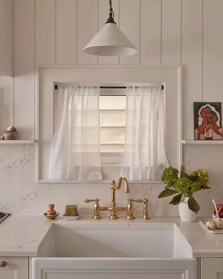 Küchenspülenfenster mit hauchdünnen Vorhängen
