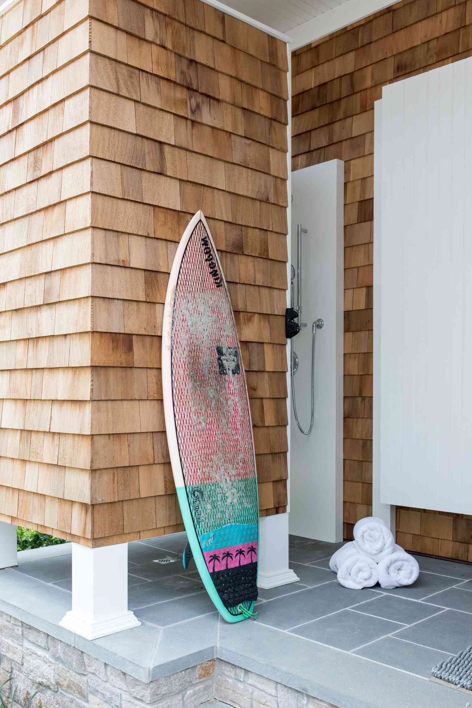 Douche extérieure avec planche de surf