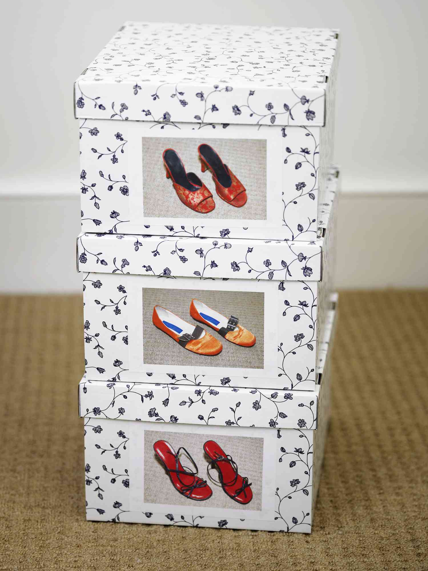Schuhkartons mit Bildern der Schuhe darin