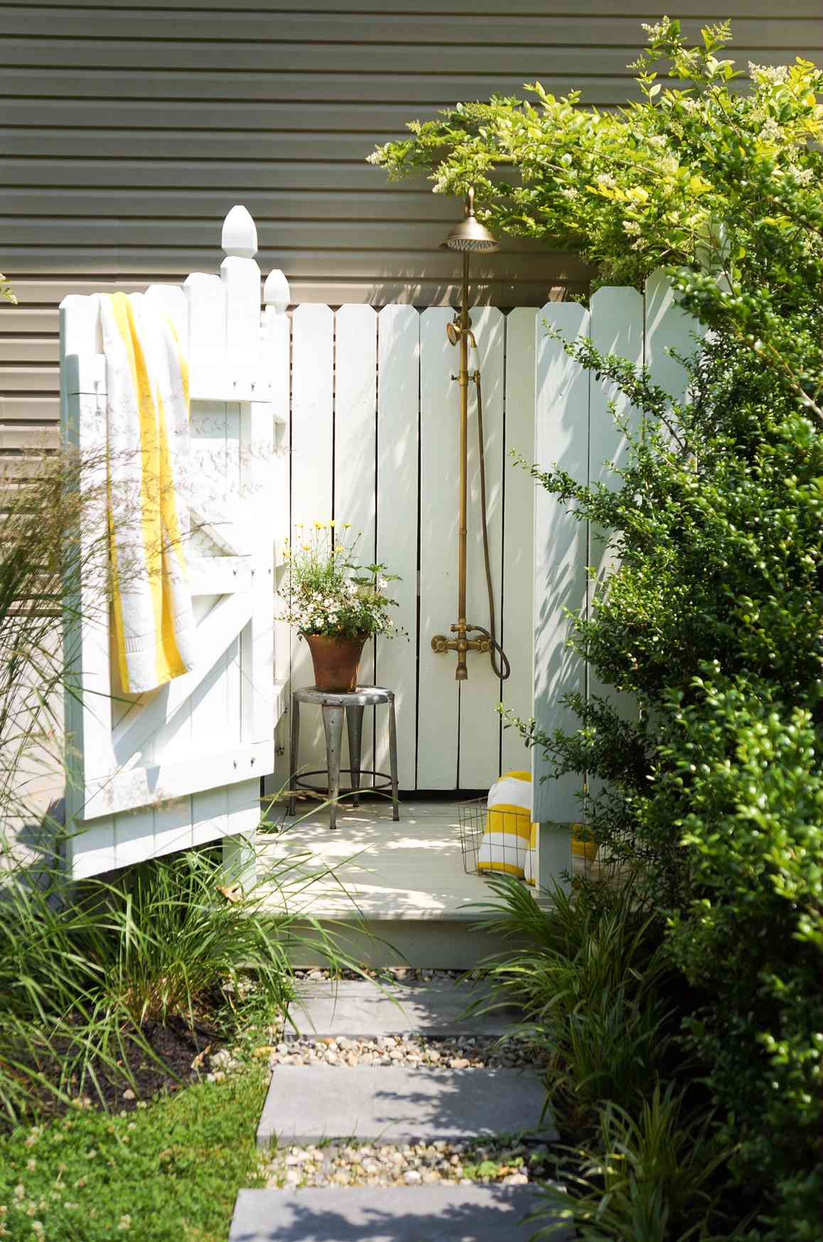 Douche extérieure avec clôture en bois blanc