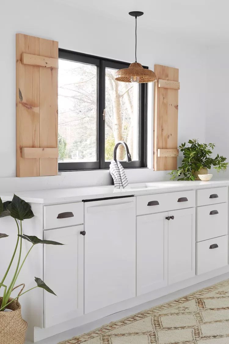 ventana del fregadero de la cocina con contraventanas de madera