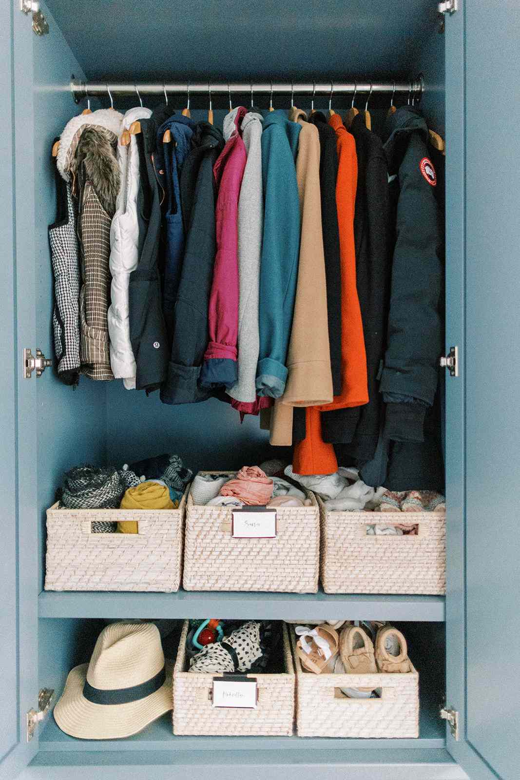 Ein Kleiderschrank mit Organisationskörben